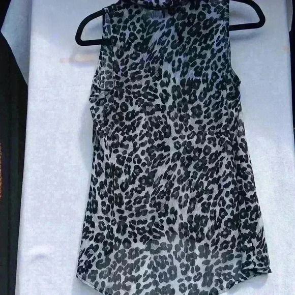 Women's Byer California animal leopard S sheer collared sleeveless button-up - Picture 3 of 7